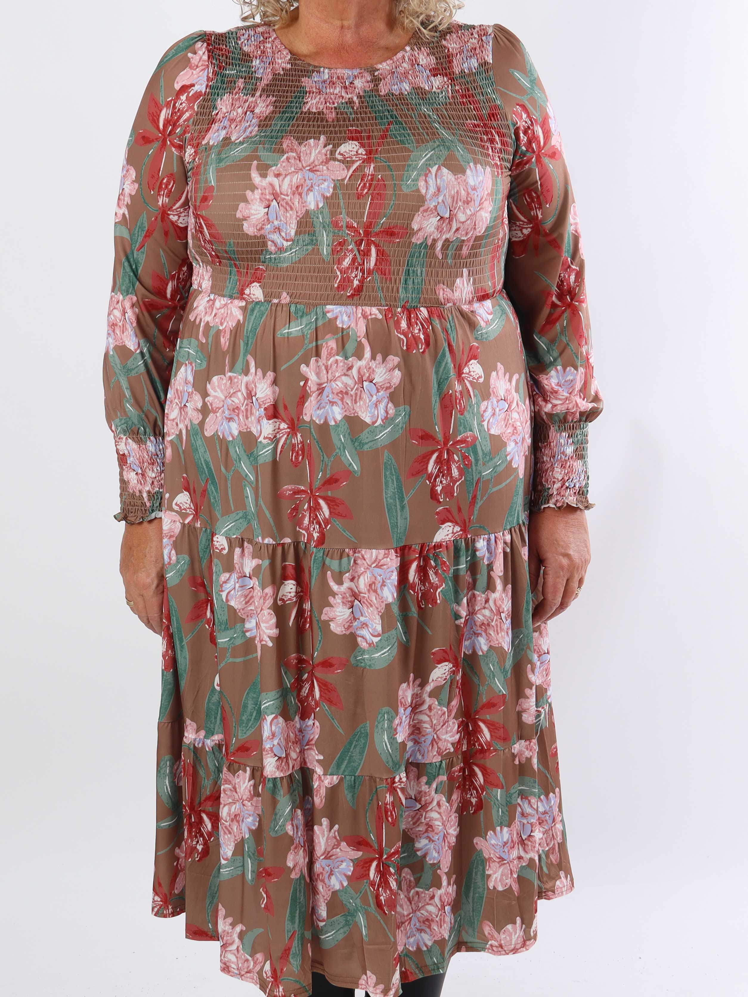 Kelly Flower Dress - Elastisk plus size kjole med smock henover brystet